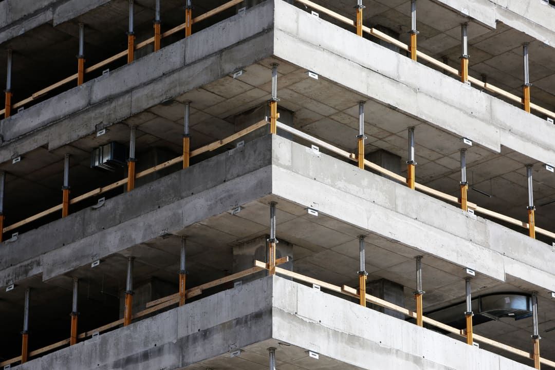 Rohbau eines mehrgeschossigen Gebäudes mit sichtbaren Betondecken und Stützen
