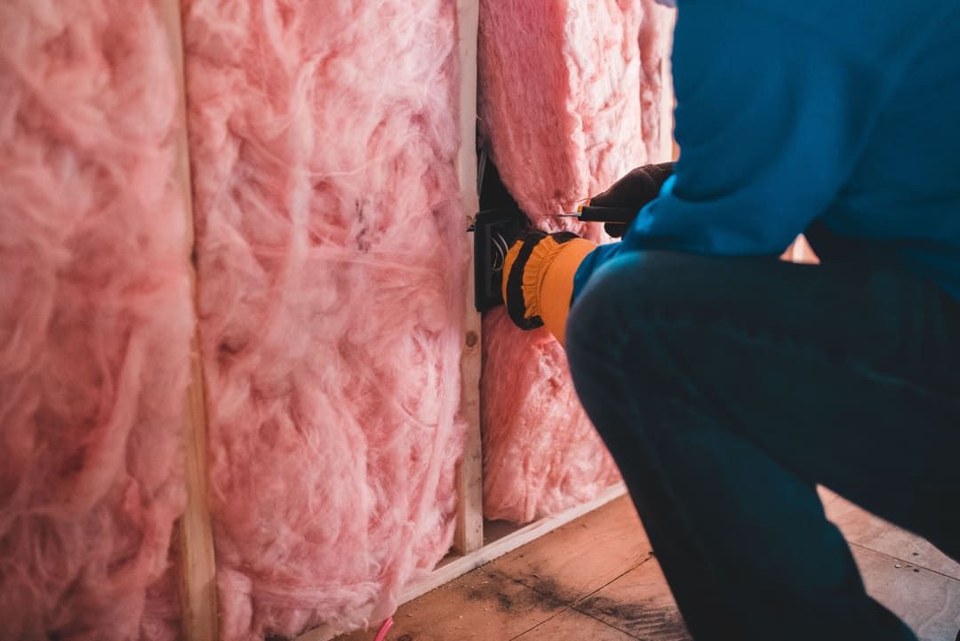 Mineralwolle wird in ein Ständerwerk zwischen den Profilen eingelegt